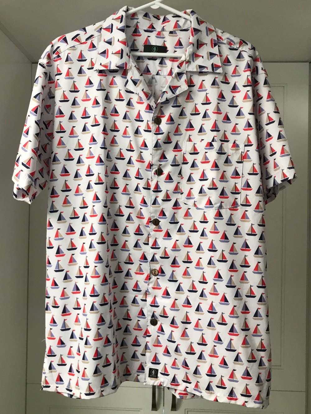 Men's L Arido White Short-Sleeve Button Shirt with Red & Navy Sailboat Print